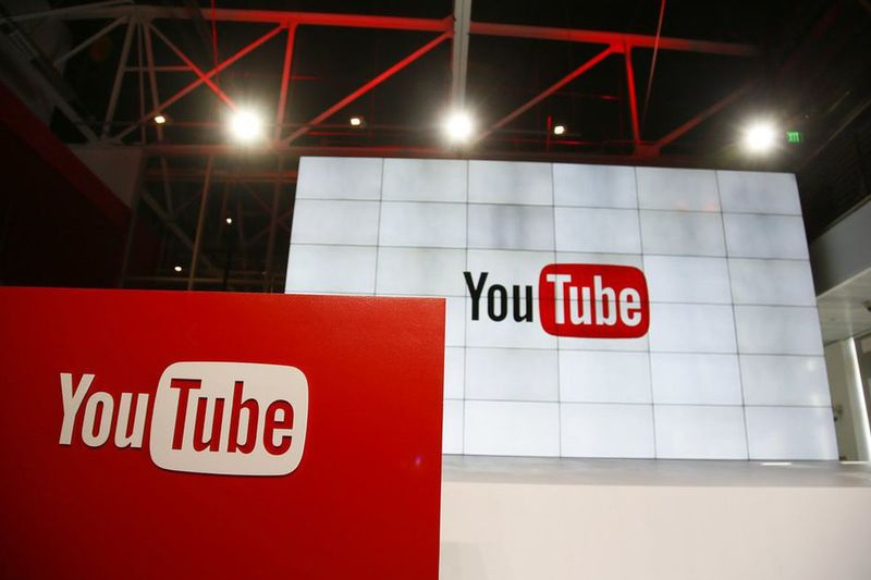 Esta fotografía de archivo del 21 de octubre de 2015 muestra letreros dentro de las oficinas de YouTube Space LA en Los Ángeles.
