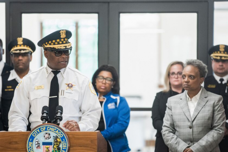   Superintendente del Departamento de Policía de Chicago. David Brown habla en East Garfield Park en mayo en una conferencia de prensa sobre seguridad pública, donde se le unió la alcaldesa Lori Lightfoot (derecha).