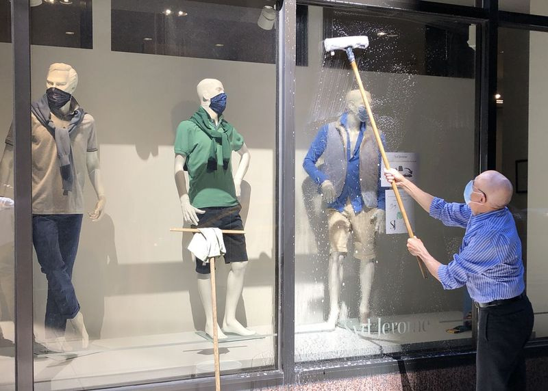 Même les mannequins portent des masques chez Syd Jerome, un magasin de vêtements pour hommes dans le Loop. L
