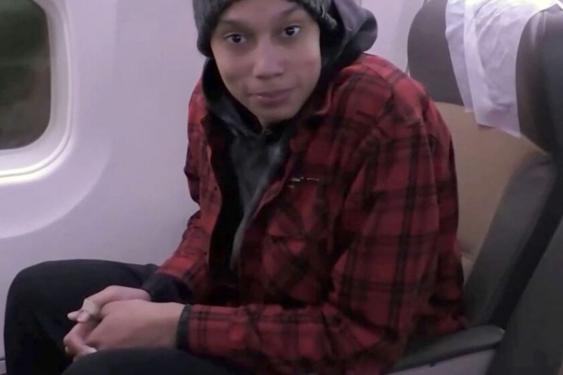   Rampasan video ini diambil daripada rakaman yang ditunjukkan oleh media negara Rusia menunjukkan bintang bola keranjang A.S. Brittney Griner Di dalam pesawat selepas dibebaskan pada 8 Disember dari penjara Rusia tempat dia ditahan.