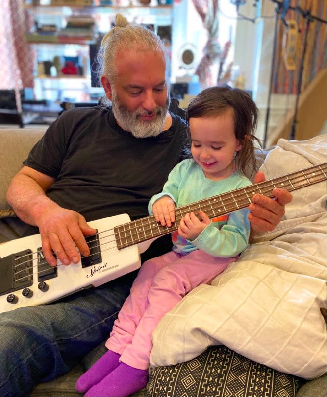 Matthew Turk Agostini spiller gitar med sin 3 år gamle datter Violet. Han døde i november av COVID-19.