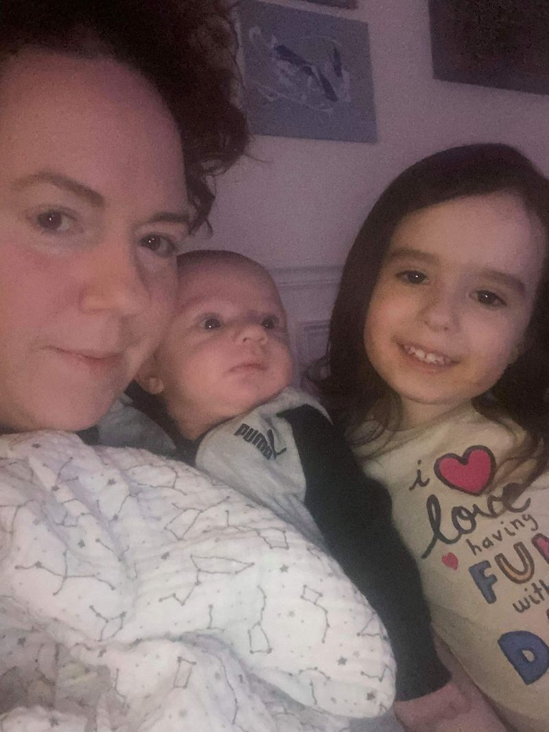 Jessica Tapper med den nyfødte sønnen Matteo og datteren Violet.