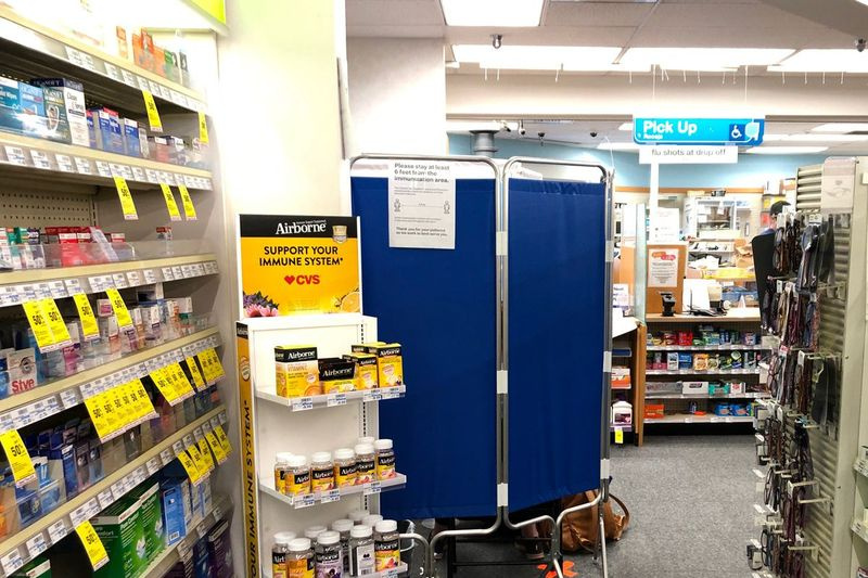 En COVID-19-vaccinationsstation ved en CVS i Franklin Park.