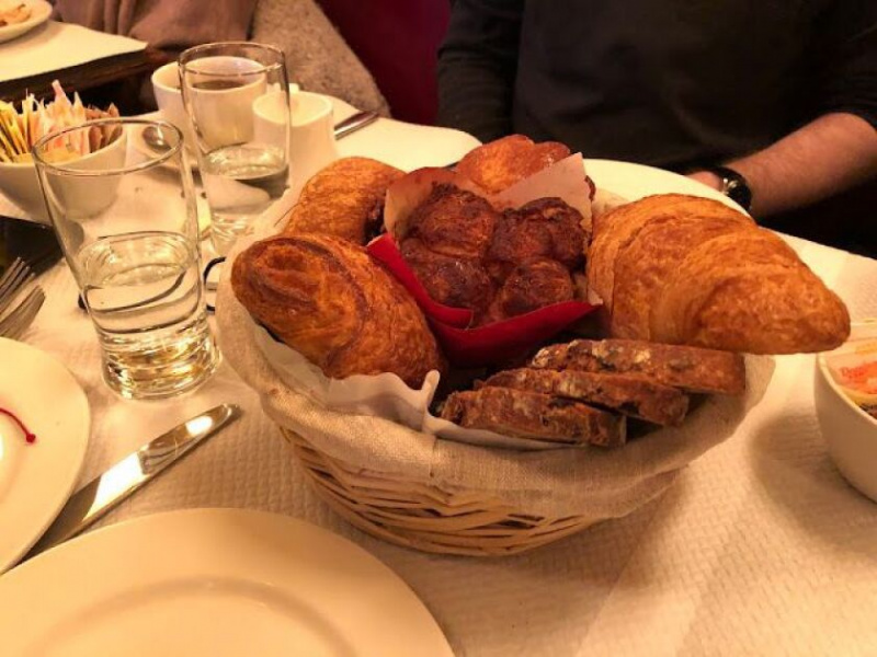   C'est 24 $ de petits pains chez Balthazar.