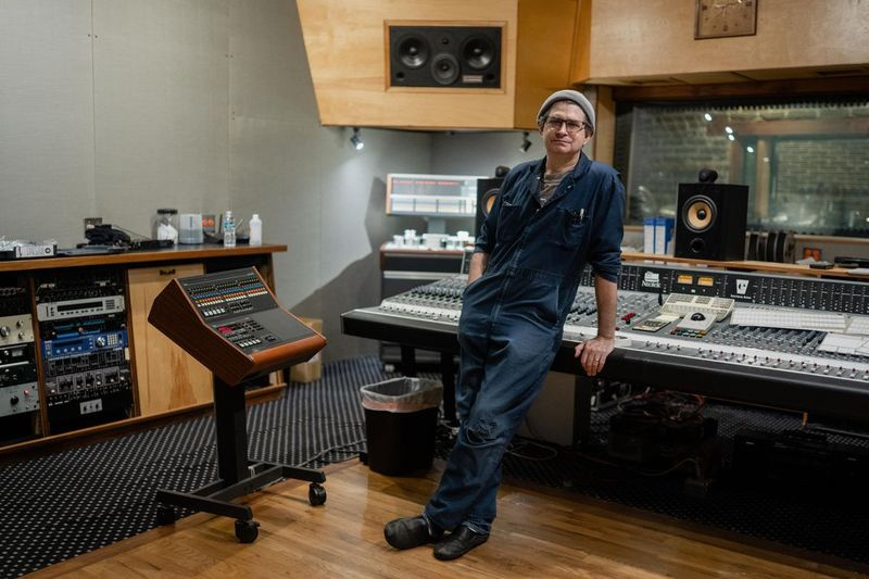 Ο μηχανικός ηχογράφησης Steve Albini, φωτογραφήθηκε τον Αύγουστο του 2021 στο στούντιο Electrical Audio του στη γειτονιά Avondale του Σικάγο.