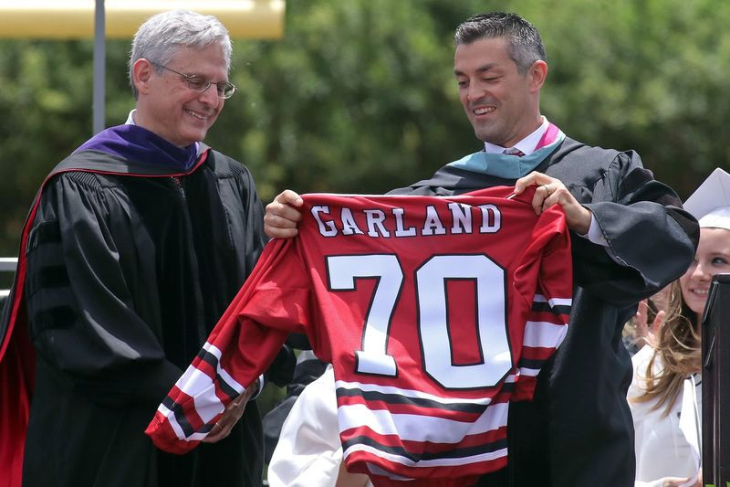 Pengetua Niles West Dr. Jason Ness, kanan, menghadiahkan jersi hoki Niles West kepada Ketua Hakim Merrick Garland, alumni Niles West, (kelas 1970) selepas berucap pada majlis permulaan Niles West 2016 Ahad, 29 Mei 2016, di Skokie, Illinois. | Tim Boyle/For the Sun-Times