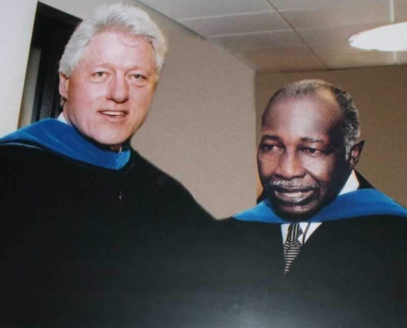   Bernard Slaughter Sr (paremal), kellele kuulus Slaughter & Poegade matusebüroo, 2000. aastal koos tollase presidendi Bill Clintoniga.