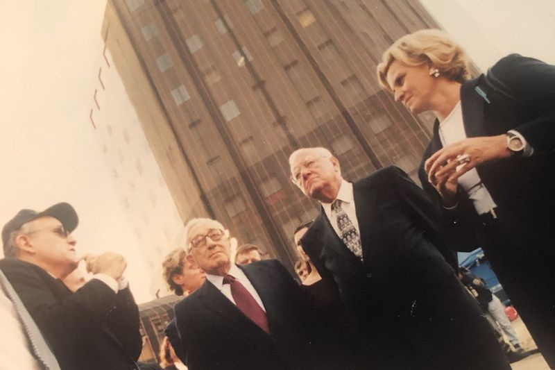 Toonane New Yorgi linnapea Rudy Giuliani (vasakult), Henry Kissinger, George Ryan ja Sneed at Ground Zero varsti pärast 11. septembrit 2001.