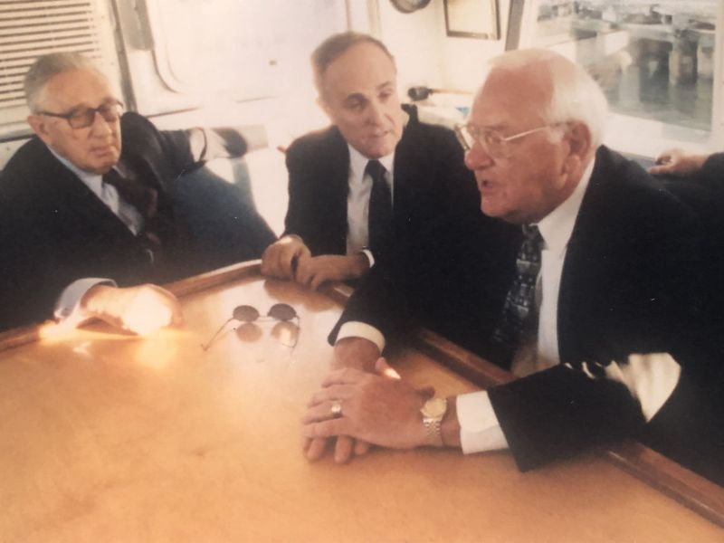 Henry Kissinger (vasakult) toonane New Yorgi linnapea Rudy Giuliani ja kuberner George Ryan.