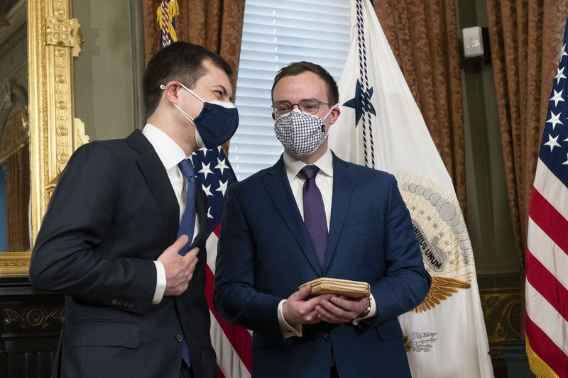 Pete Buttigieg zostaje zaprzysiężony