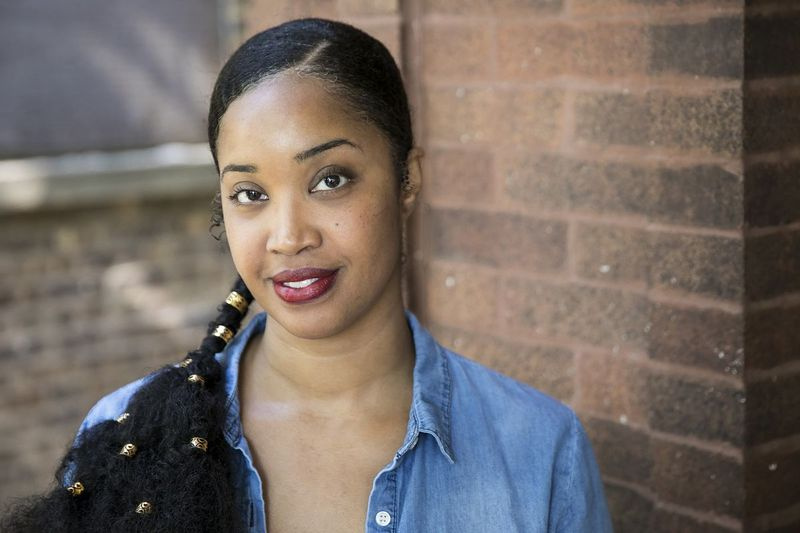 Tonika Johnson, 38, sidder på verandaen i sit Englewood-hjem og diskuterer sit Folded Map-kunstprojekt, onsdag eftermiddag den 16. maj 2018. | Ashlee Rezin/Sun-Times