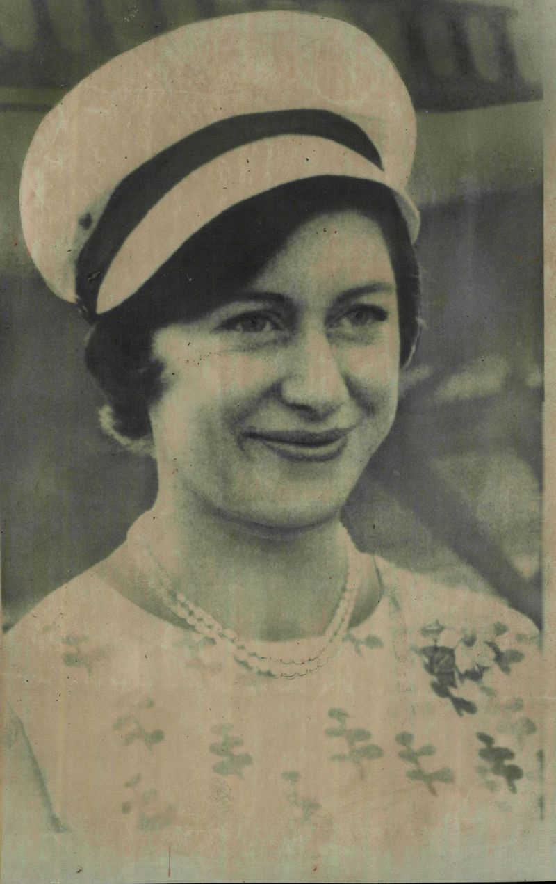 Prinzessin Margaret von Großbritannien 11 trägt (die neueste Mode für Hutmacherwaren bei ihrer Ankunft in Hongkong aus London. Die Prinzessin und ihr Ehemann, Lord Snowdon, sind dort, um eine Aktion zum Verkauf weiterer britischer Waren zu eröffnen.