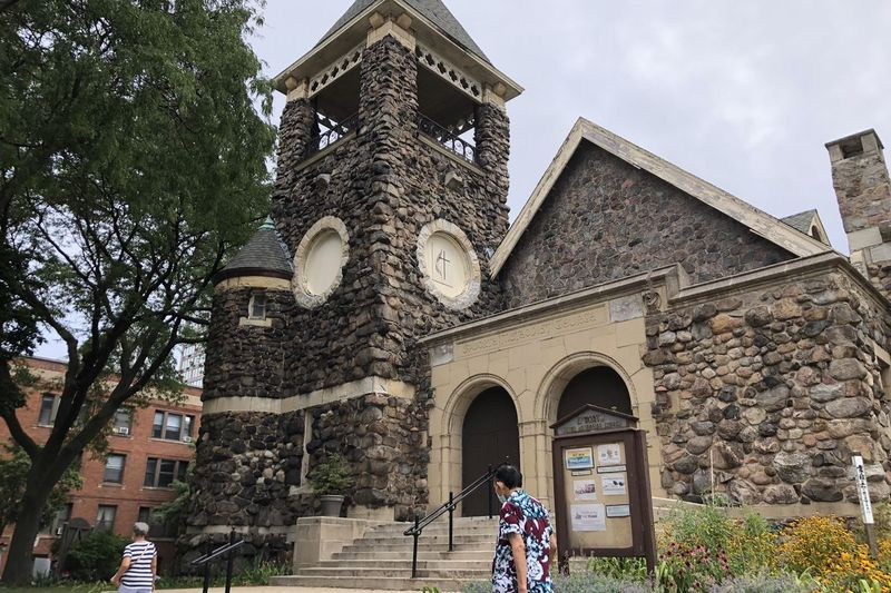 La Iglesia Metodista Unida de Epworth, 5253 N. Kenmore Ave., Edgewater, es conocida por sus paredes exteriores, que están revestidas con rocas traídas por barcazas desde Wisconsin a través del lago Michigan.