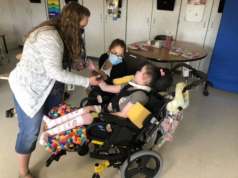 Los maestros trabajan con un estudiante en A.E.R.O. Las instalaciones obsoletas de la Cooperativa de Educación Especial en Burbank.