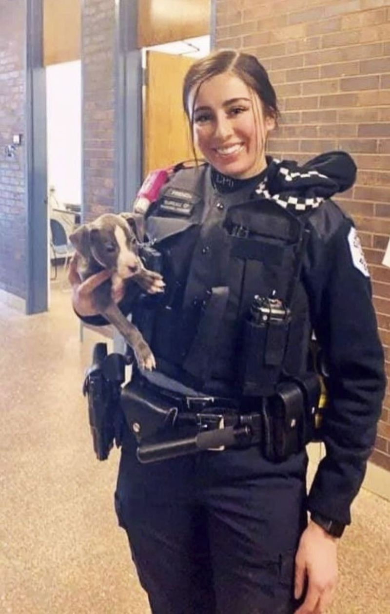 Policistka Ella French s psom, ki ga je rešila.