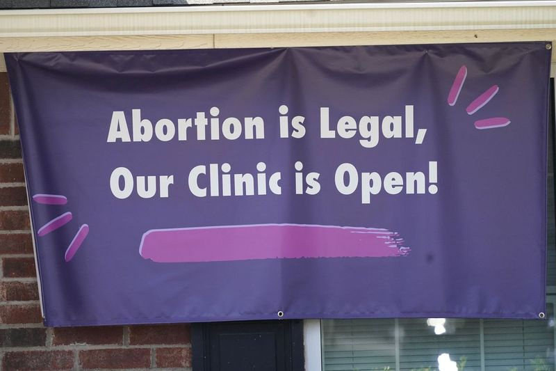 Před klinikou Whole Women’s Health Clinic ve Fort Worth v Texasu visí cedule ve středu 1. září 2021. Texaský zákon zakazující většinu potratů ve státě vstoupil v platnost o půlnoci,