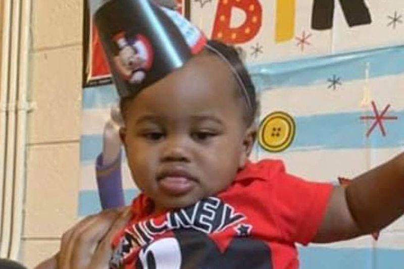 Kayden Swann, den 21 måneder gamle gutten som ble skutt under et trafikkraseri på Lake Shore Drive, forble i svært kritisk tilstand fredag.