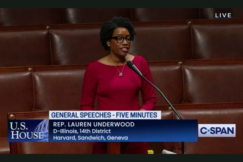 Ilinojaus demokratų atstovė Lauren Underwood trečiadienį Atstovų Rūmų kalboje sakė, kad GOP varžovas Jimas Oberweisas prisijungė prie buvusio prezidento, pareiškęs nepagrįstus kaltinimus sukčiavimu ir sąmokslu per rinkimus.
