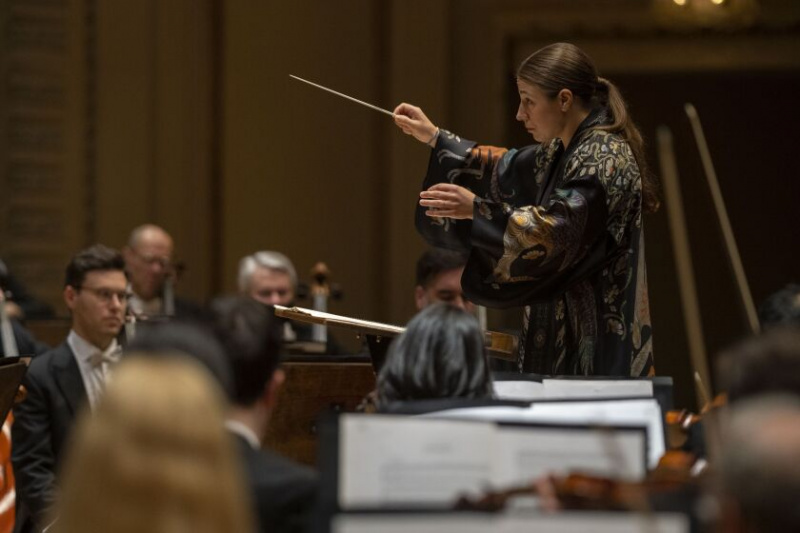   Dirigent Dalia Stasevska maakte op 8 december haar debuut bij het Chicago Symphony Orchestra.