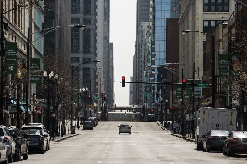 Et roligt centrum af Chicago i marts 2020, i løbet af den anden uge af en ordre om at blive hjemme nær begyndelsen af ​​coronavirus-pandemien.