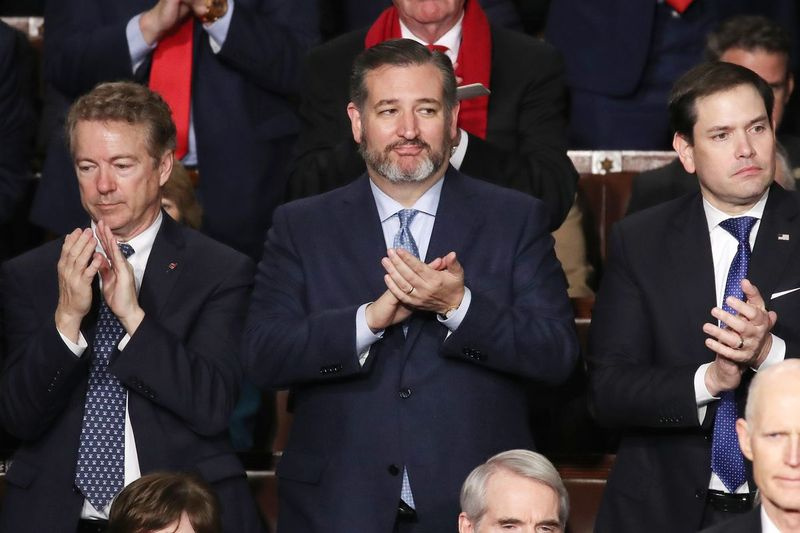 El senador republicano Ted Cruz (centro) con sus colegas Rand Pau (izquierda) y Marco Rubio aplauden mientras Donald Trump pronuncia su discurso sobre el estado de la Unión en febrero.