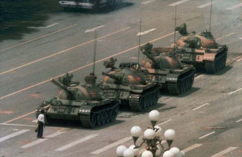 Mees seisab silmitsi Hiina tankidega Tiananmeni väljaku meeleavalduste ajal