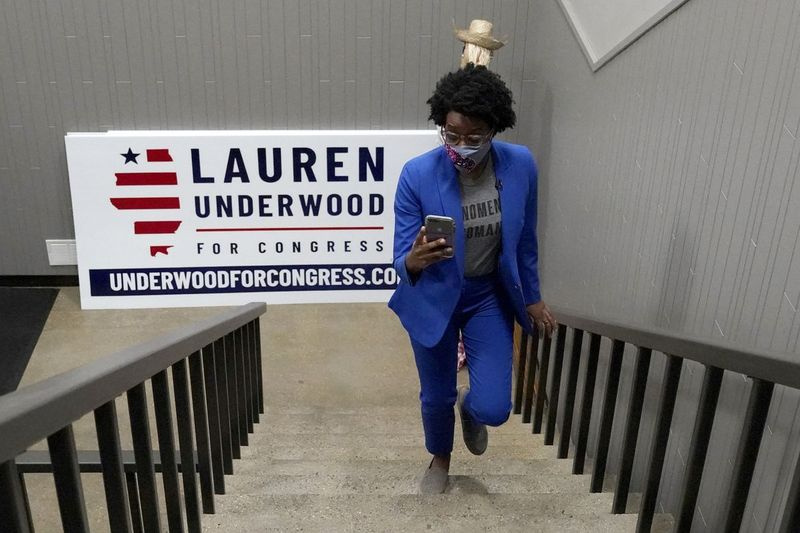 Die Kongressabgeordnete Lauren Underwood überprüft ihr Telefon, als sie ihr Büro in einem Wahlabend-Hauptquartier in St. Charles, Illinois, Dienstag, 3. November 2020, betritt. Lauren Underwood aus Naperville und Jim Oberweis von Sugar Grove sind die Kandidaten für den 14. Sitz des Kongressbezirks. (AP Photo/Nam Y. Huh) ORG XMIT: ILNH104
