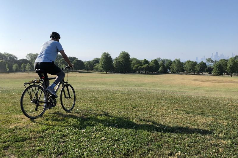 自転車に乗る人は、金曜日の朝にクリケットヒルを降りる準備をしています。