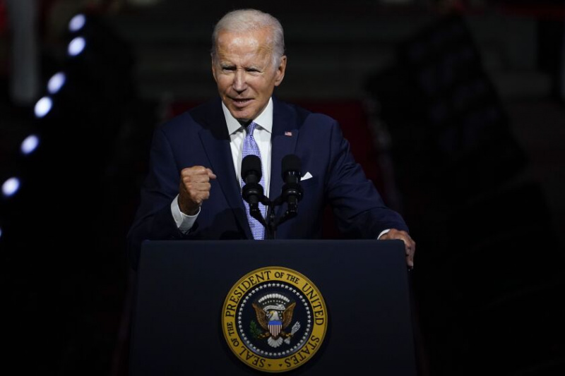   Prezident Joe Biden hovoří před Independence Hall ve čtvrtek 1. září 2022 ve Philadelphii. Biden podniká svou třetí cestu do Pensylvánie za necelý týden a vrací se jen dva dny poté, co tam jeho předchůdce Donald Trump uspořádal vlastní shromáždění, což ilustruje důležitost státu bojiště pro obě strany, protože Svátek práce zahajuje devítitýdenní sprint do klíčové volby v polovině období.