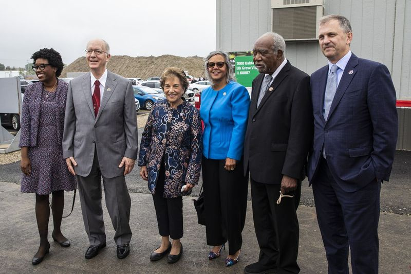 (Från vänster) Illinois Demokratiska U.S.-representanter Lauren Underwood, Bill Foster, Jan Schakowsky, Robin Kelly, Danny Davis och Sean Casten var bland Illinois-demokraterna som träffades på tisdagen i D.C. för att diskutera utkastet till kongresskartan. De är avbildade här i Elk Grove Village tidigare denna månad.