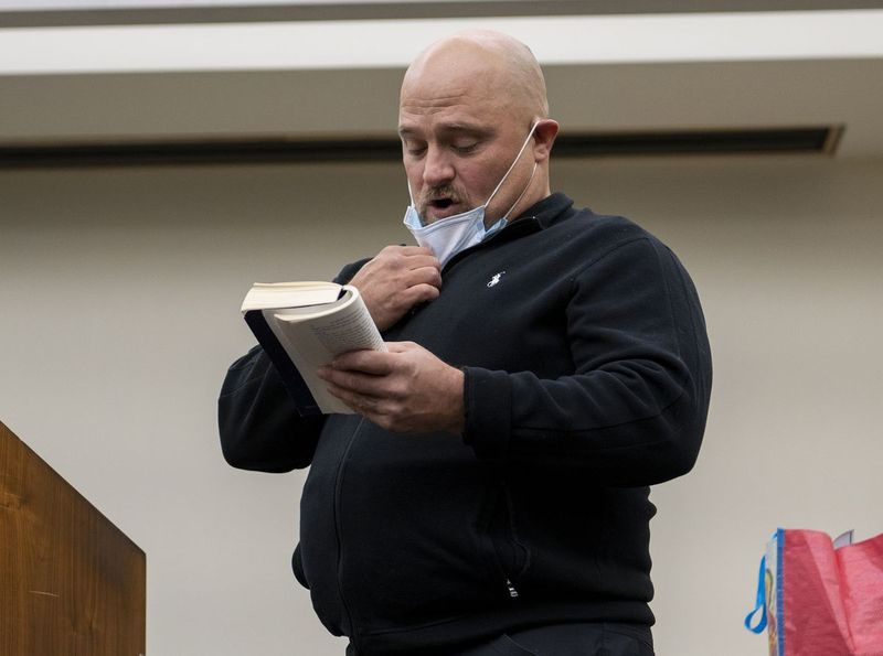 Mereväe veteran Nathan Moser loeb 2021. aasta oktoobris Skokie kohtumajas veteranide kohtu rehabilitatsiooniprogrammi lõpuaktusel lõiku oma anonüümsete alkohoolikute suurest raamatust.