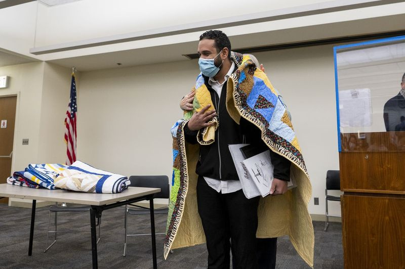 Reedel, 22. oktoobril Skokie kohtumajas, 5600 Old Orchard Rd., Veterans Courti rehabilitatsiooniprogrammi lõputseremoonial mähib USA armee veteran Johnny Yunesi Quilts of Valori vabatahtliku Beverly Schulze tekki. , 2021.