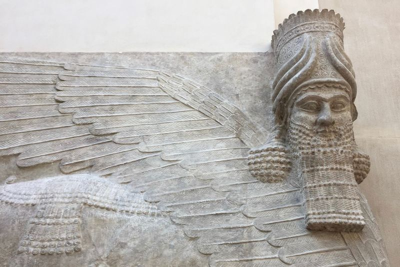 Une ancienne sculpture d