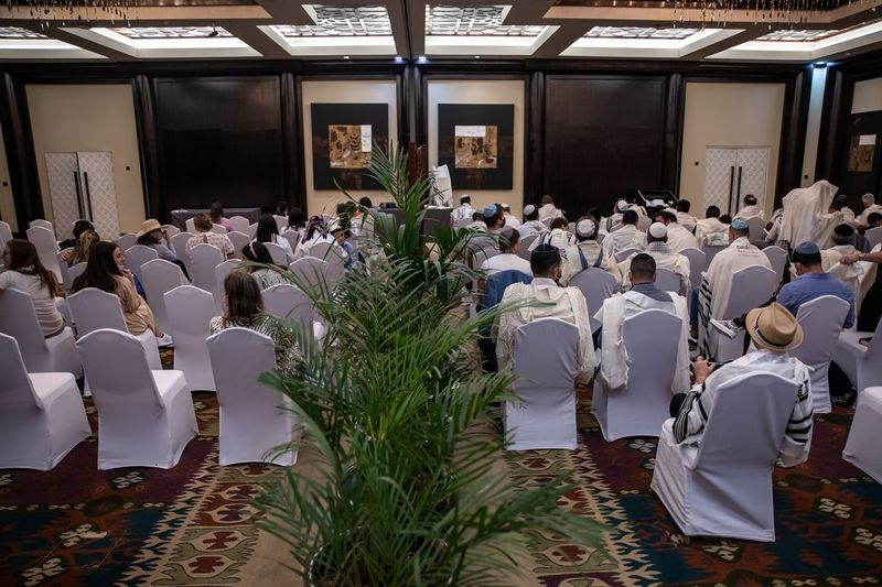 Det jødiske samfundscenter i De Forenede Arabiske Emirater er vært for Yom Kippur-bønner i Dubai. Ikke alle jøder går til tjeneste på Yom Kippur.