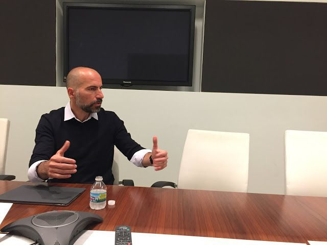 Generálna riaditeľka Uberu Dara Khosrowshahi hovorí pri stole.