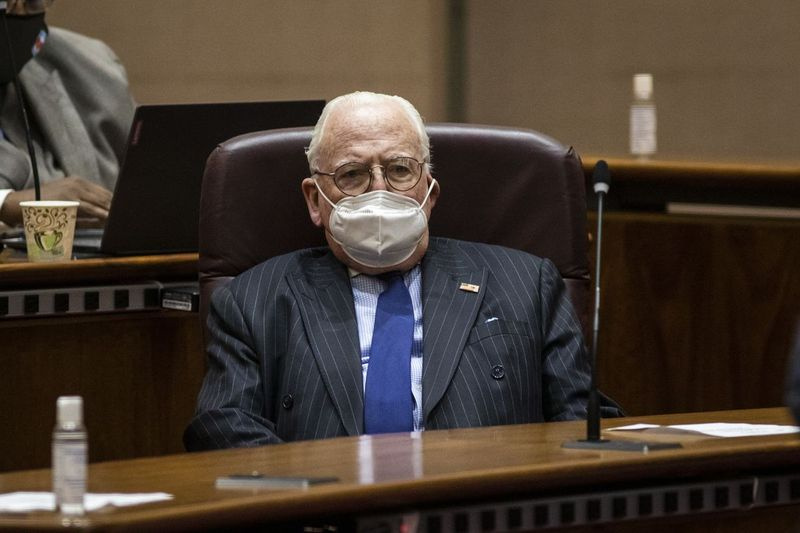 Ald. Ed Burke (14.) se ve středu ráno účastní zasedání městské rady na radnici.