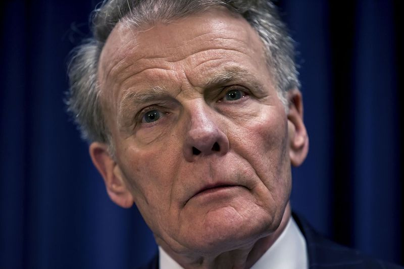 O presidente da Câmara, Michael Madigan, ouve durante uma coletiva de imprensa no Capitólio do Estado em julho de 2015.