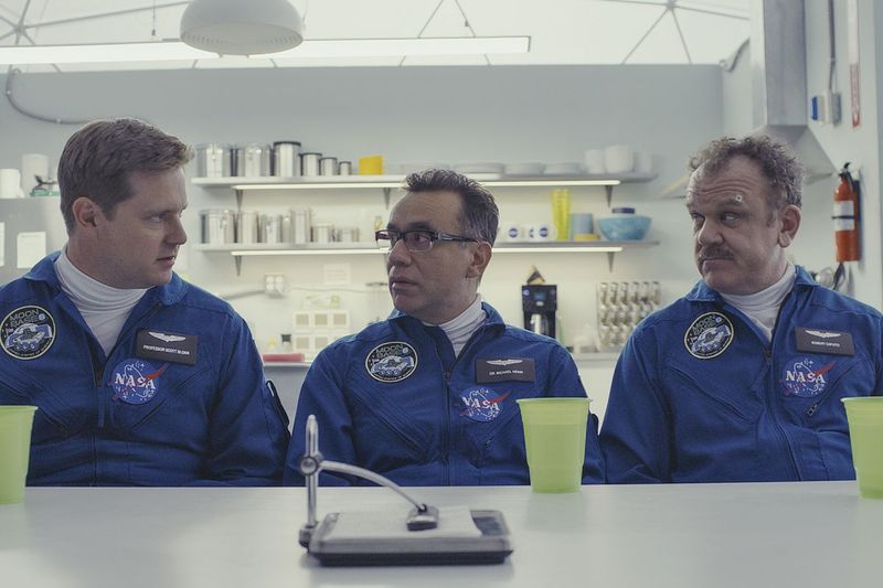 Tim Heidecker (da esquerda), Fred Armisen e John C. Reilly brincam de astronautas treinando em um simulador lunar em Moonbase 8.