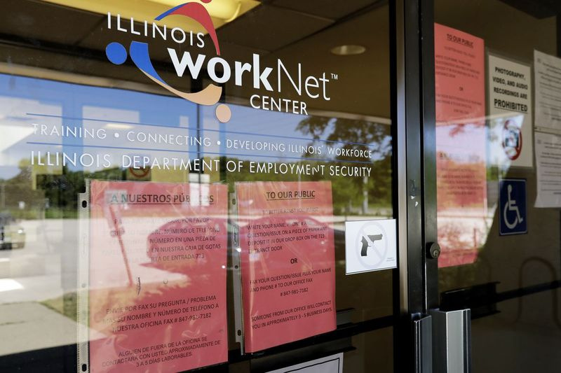 案内標識は、6月にアーリントンハイツにあるイリノイ州雇用安全局のWorkNetセンターに展示されています。