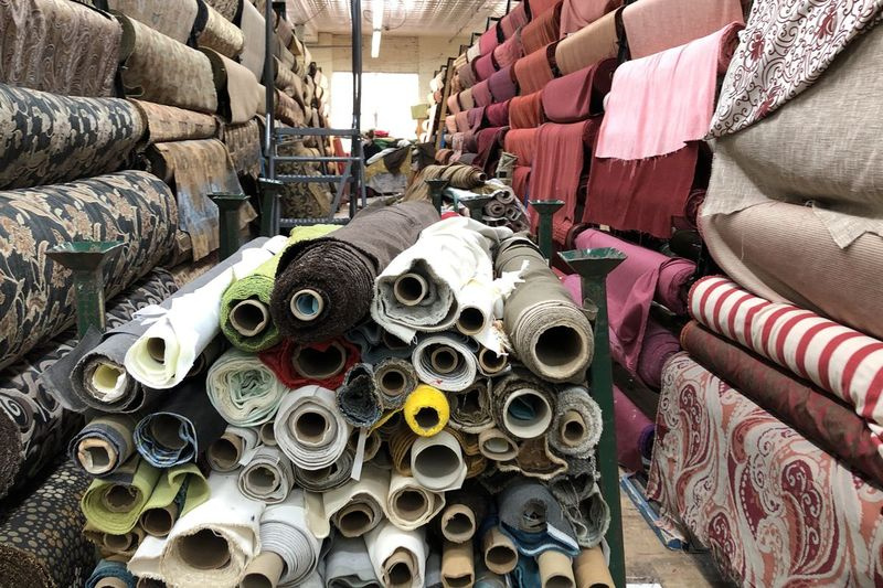 Śruby i rygle z tkaniny wewnątrz Textile Discount Outlet, 2121 W. 21st Street.