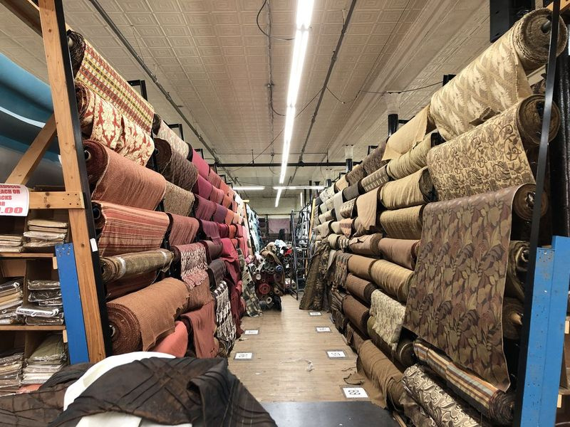 Ogromne rolki tkanin na wystawie w Textile Discount Outlet w Pilźnie, 2121 W. 21st St.