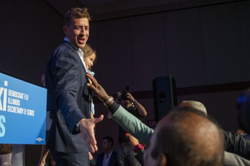   Alexi Giannoulias giver tilhængere håndtryk efter at have holdt sin sejrstale for Illinois udenrigsminister under hans valgaftensfest på Sheraton Grand Chicago Riverwalk, tirsdag aften den 8. november 2022. | Tyler Pasciak LaRiviere/Sun-Times