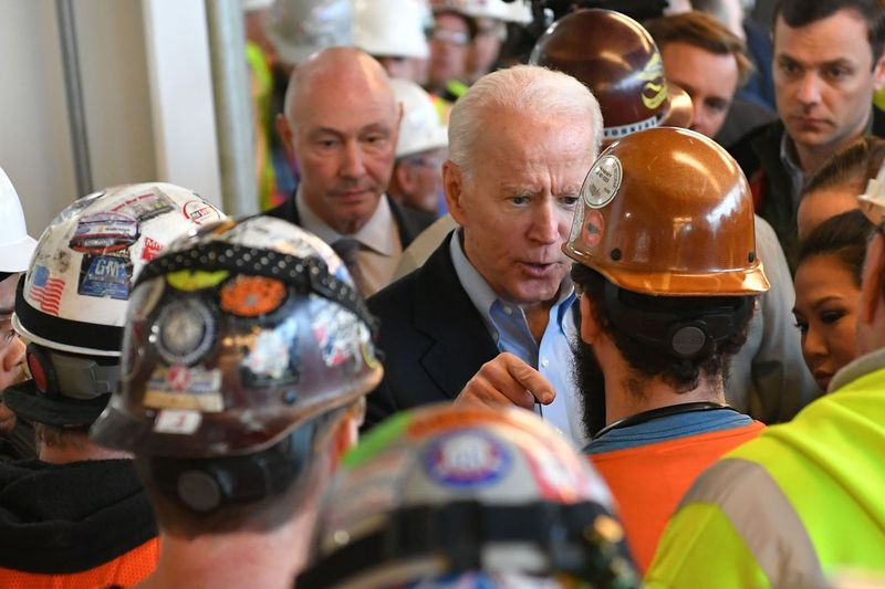 På Detroits Fiat Chrysler-anlegg i mars 2020 kranglet presidentkandidat Joe Biden med en bilarbeider som anklaget Biden for å forsøke å svekke retten til å eie skytevåpen.