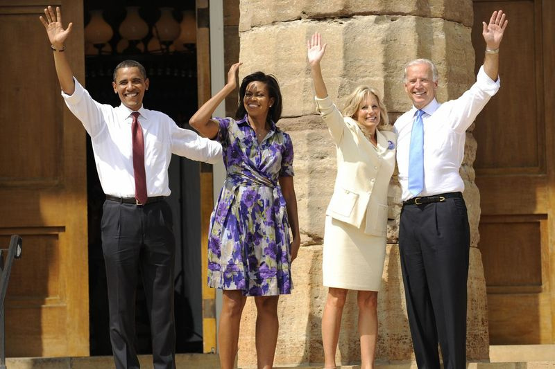 Barack Obama, Joseph Biden Michelle Obama et Jill Biden saluent leurs supporters lors de leur premier rassemblement à Springfield, Illinois, le 23 août 2008.