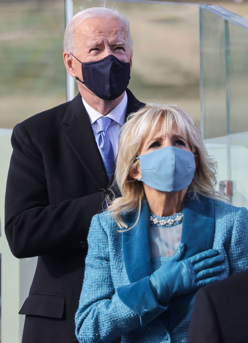 Joe Biden a jeho manželka Jill Biden si vypočujú sľub vernosti predtým, ako v stredu zloží prísahu ako 46. prezident Spojených štátov.