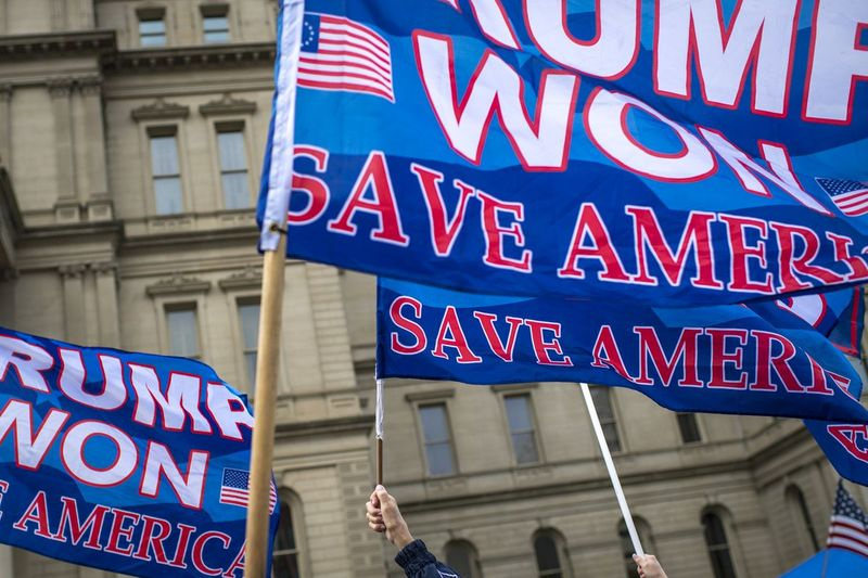 Demonstranter samles ved Michigan State Capitol og kræver revision af præsidentvalget i 2020
