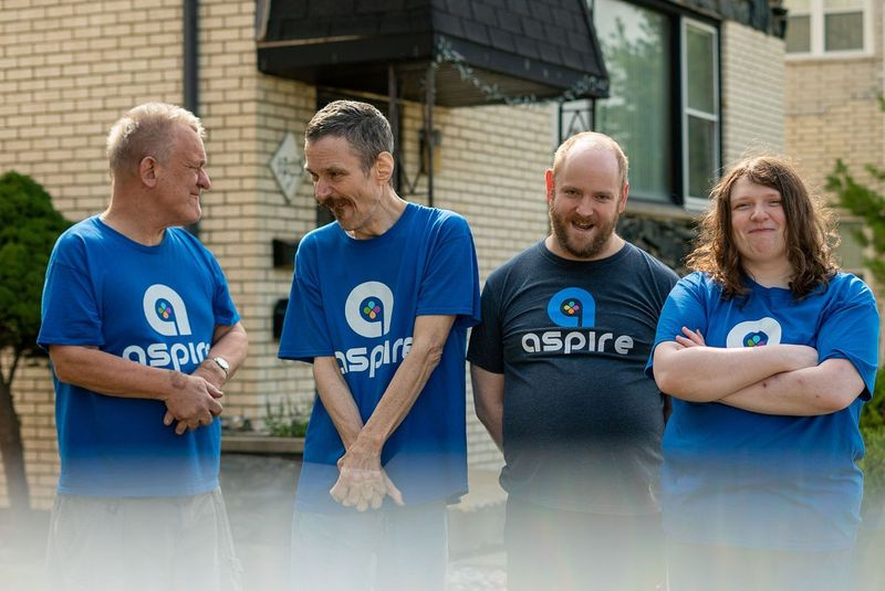 Beboere i et samfundshjem drevet af Aspire i Westchester.