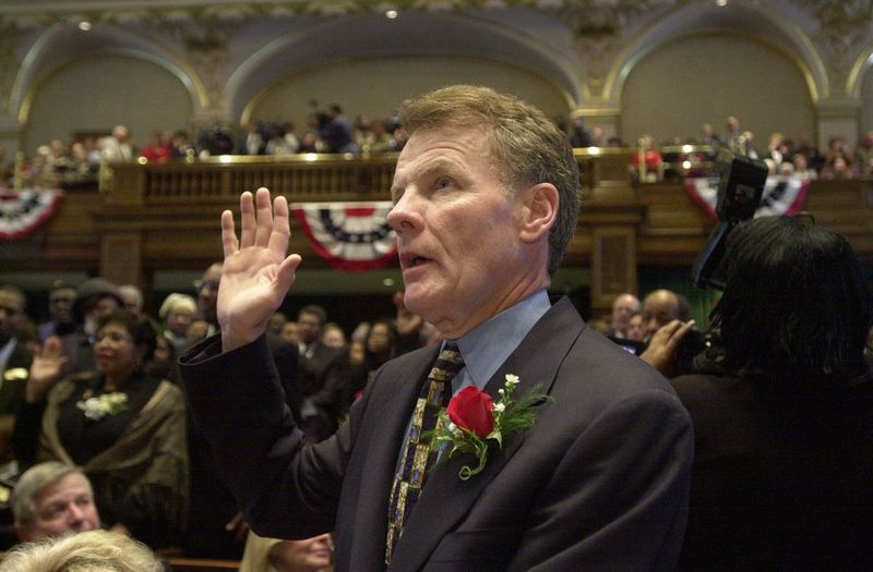 Președintele Camerei, Michael Madigan, deputat din Chicago, depune jurământul în funcție, în 2001.