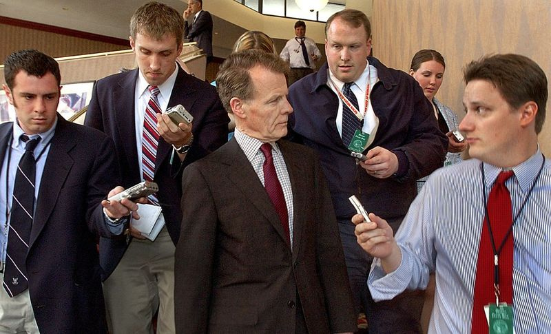 Președintele Camerei lui Illinois, Michael Madigan, dez.-Chicago, în centru, este înconjurat de mass-media în Springfield în 2005.