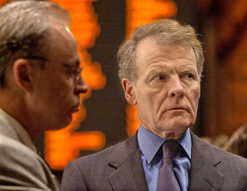 Președintele Camerei Michael Madigan, D-Chicago, dreapta, veghează asupra podelei Camerei de pe podiumul vorbitorului în 2004.